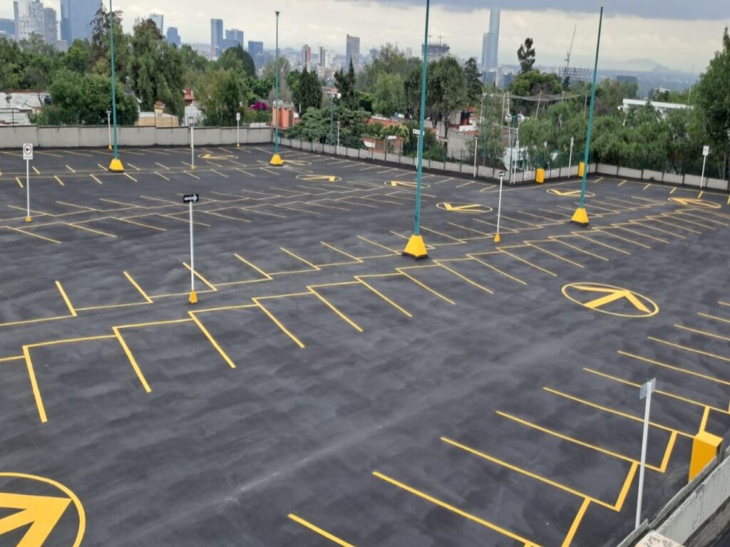 Mantenimiento de carpeta ásfaltica en estacionamiento escolar